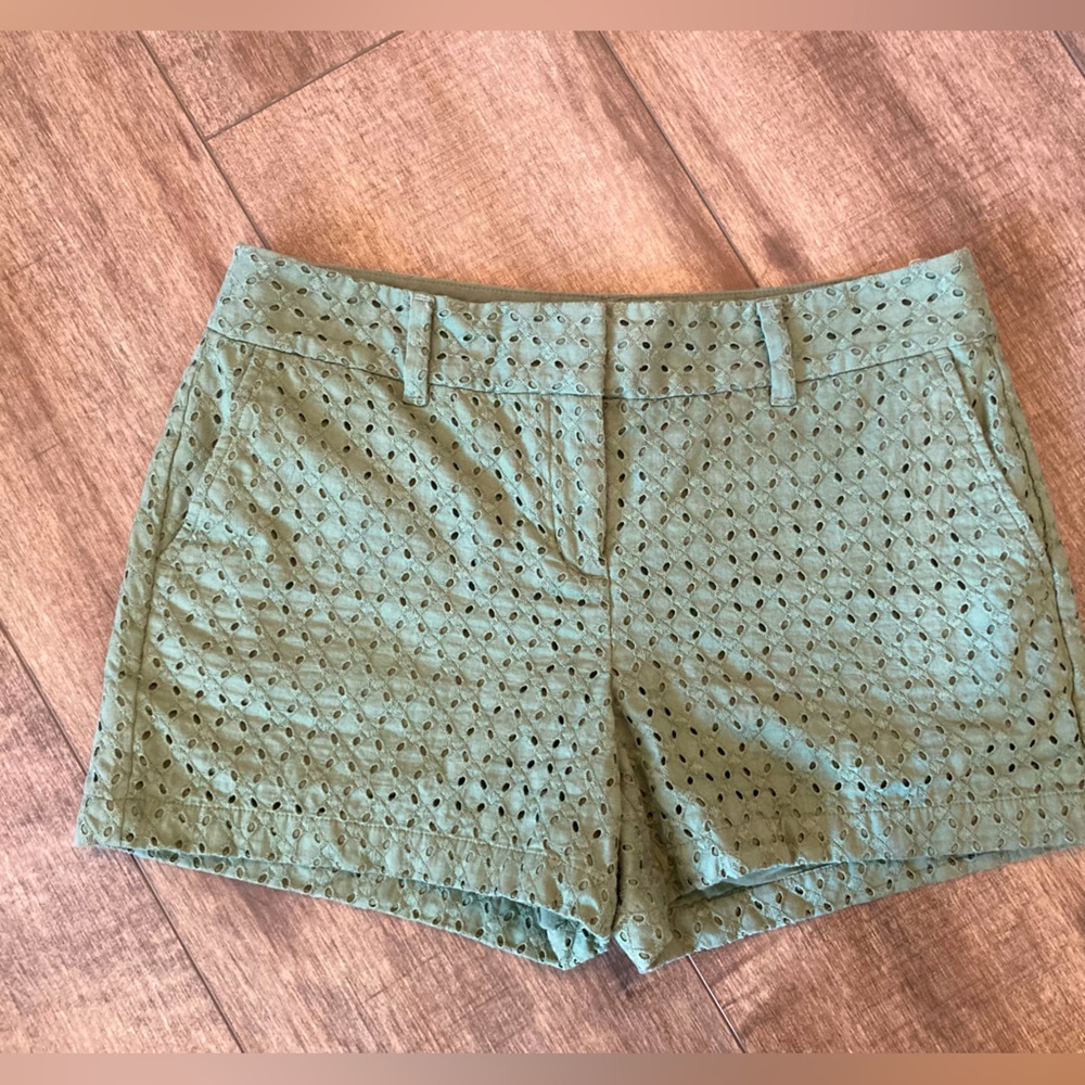 Loft women’s 8 4” sage green crochet patterned shorts
